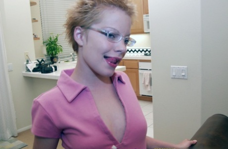 Emily Davinci fait un strip-tease dans la cuisine et étale du chocolat sur ses petits seins.