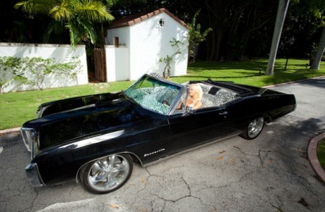 La blonde plantureuse Nichole Van Croft se déshabille et montre son corps dans une voiture.