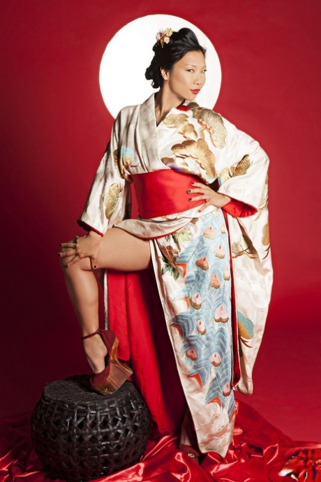 Le mannequin japonais de Playboy Hiromi Oshima dénude son kimono et ses seins.