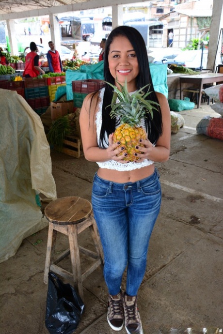 Tiltalende colombianske MILF Fernanda Martinez bytter ut agurk med stor kuk i POV