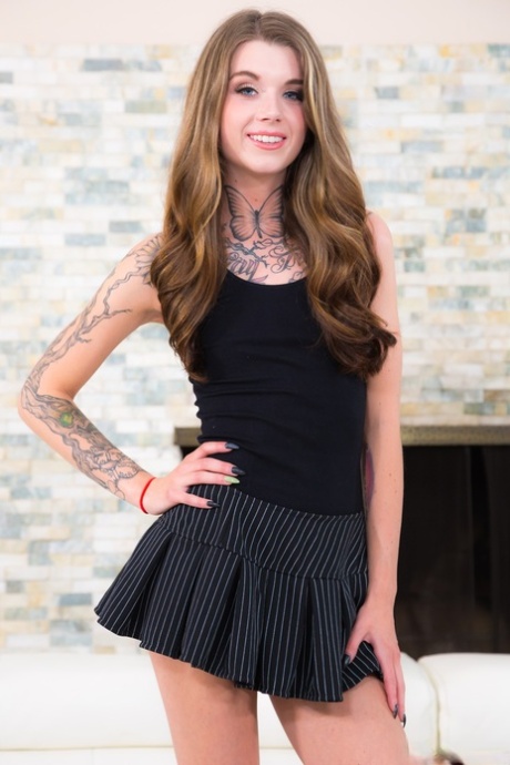Cute Adriana Angel mit einem Diamant-Tattoo auf Scham und kleine Titten Streifen nach unten