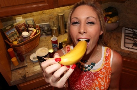 Malia Kelly, une jeune femme amateur, se fait remplir la bouche de deux bananes en même temps.