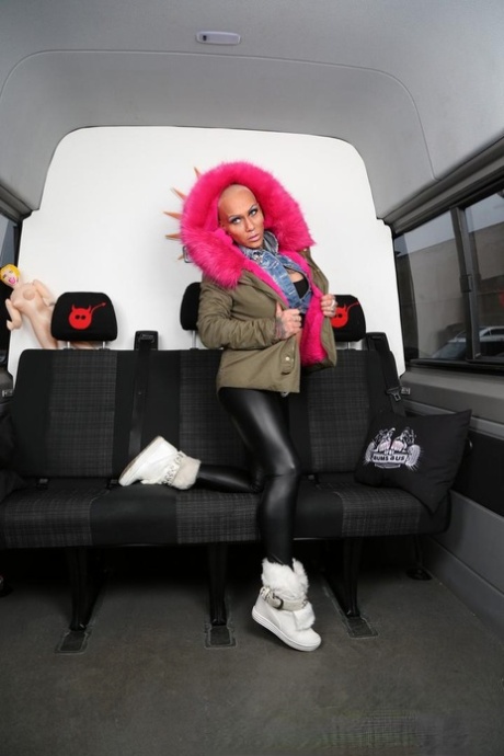 Alt tyska chick Kitty Core peeling på Bums buss för att visa stora bröst & tats