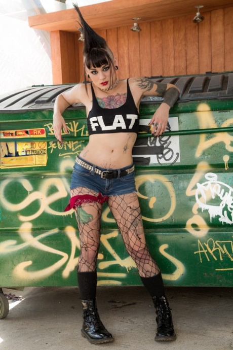 Mohawked punk girl Amelia Dire zrzuca podkolanówki, aby rozłożyć soczysty tyłek w alejce