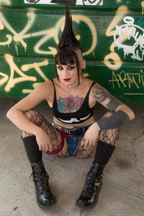 La punk Amelia Dire se quita las mallas para abrir el culo en un callejón
