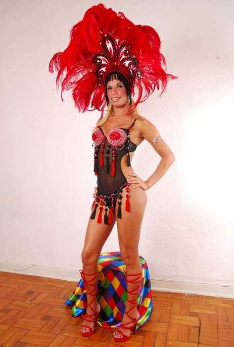 Encantador transsexual Dany Bionda leva dela carnival costume fora e masturbates