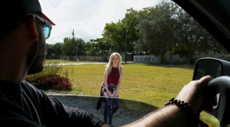 Den tynne, blonde tenåringen Lexi Lore blir plukket opp og knullet bak i en varebil.