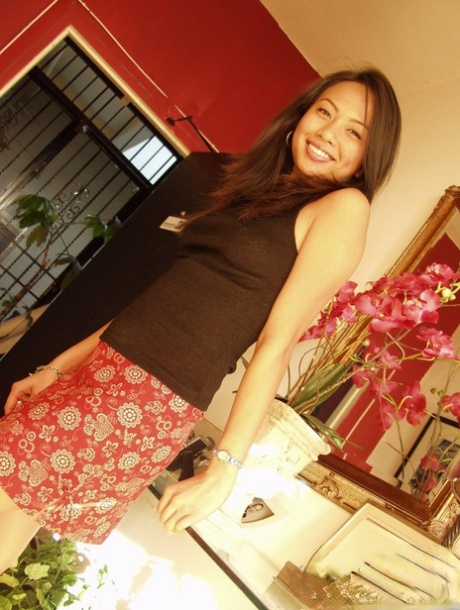 Aziatische MILF Jade Marcela met kleine borsten wrijft staand over haar hete kutje