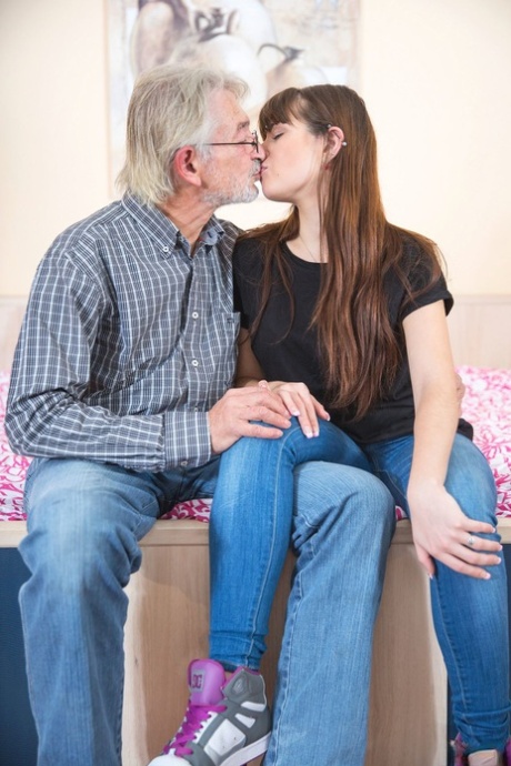 La petite brune Luna Rival se déshabille et se penche pour se faire baiser par un grand-père.