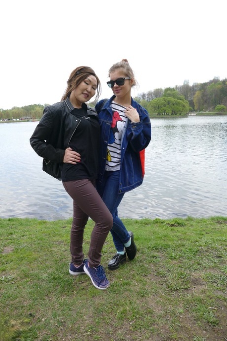 Asiatische MILF Lady Mongolia & teen Renata Fox posieren zusammen am Fluss