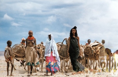 瘦瘦的异国情调的索马里宝贝伊曼炫耀她性感的小胸部在非洲