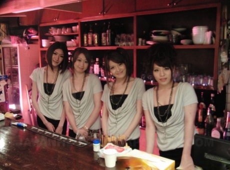 A empregada de mesa japonesa morena Anna Kirishima e as suas colegas desfrutam de sexo anal em grupo