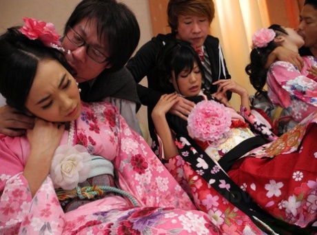 Черноволосая азиатская малышка Хина наслаждается групповым трахом со своими друзьями