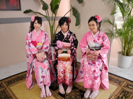 Sexy chica asiática Hina y sus amigos chupar una polla vistiendo trajes tradicionales asiáticos