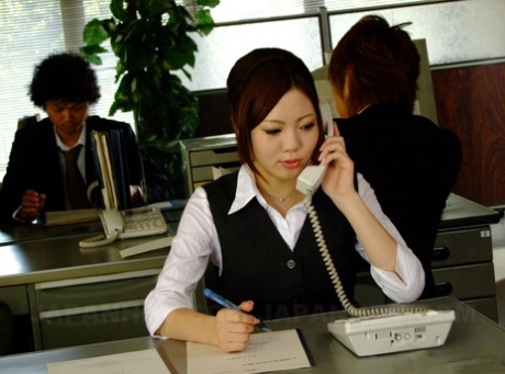 Азиатская секретарша Ироха Кавашима, разговаривающая по телефону со своим мужчиной