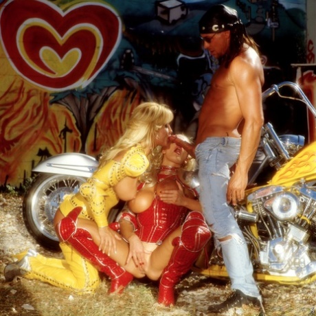 Le pornostar mature in latex Brittany Andrews e Jill Kelly ingaggiano il cazzo di un motociclista