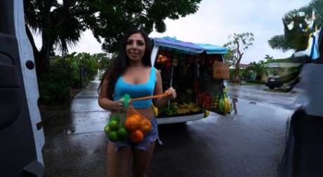 A novata latina Luna Leve é apanhada e fodida na carrinha por um garanhão com tinta