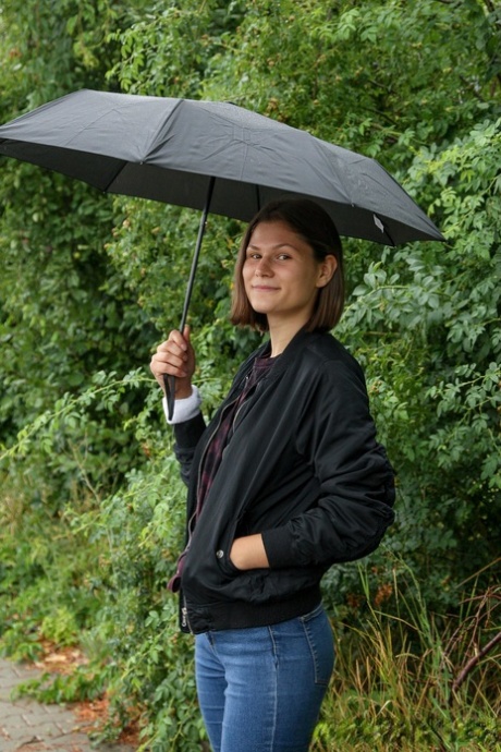 Brunett med små tuttar Grace Carson rider en ståfräs mitt på en väg