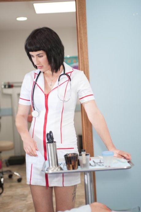 Krankenschwester Olive Glass bläst ihren Patienten ab und reitet ihre haarige Pussy auf seinem Stab