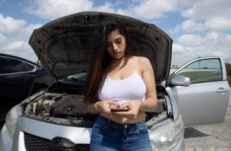 Adolescente morena de tetas naturales Gabriela Lopez follada y corrida en la boca