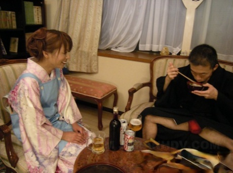 Geile asiatische Frau Kaede Moritaka bekommt ihre haarige Fotze von ihrem Mann gespielt