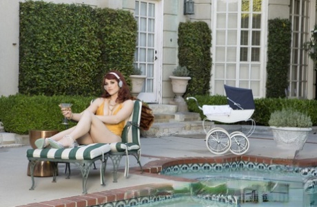 A ruiva MILF Molly Stewart mostra as suas belas mamas e posa nua à beira da piscina