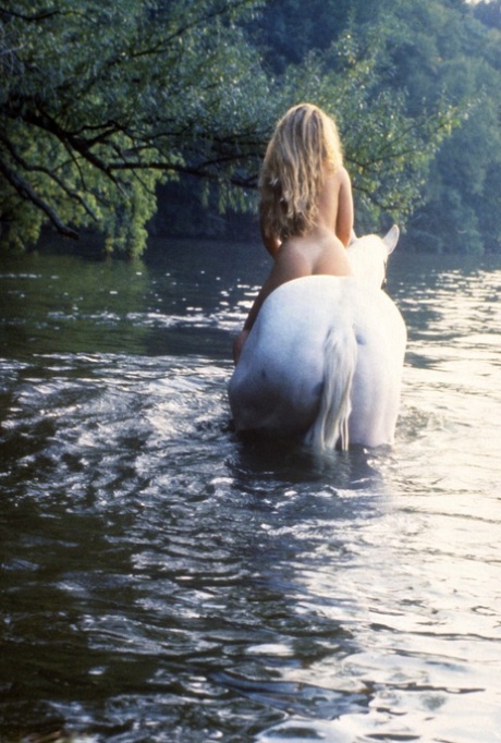 淫荡的金发女郎娜塔莉-史密斯到处闪耀着阴部，裸体骑马