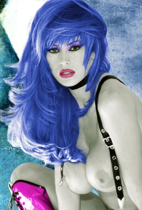 Smuk MILF med farverigt hår Jenna Jameson poserer i frækt lingeri
