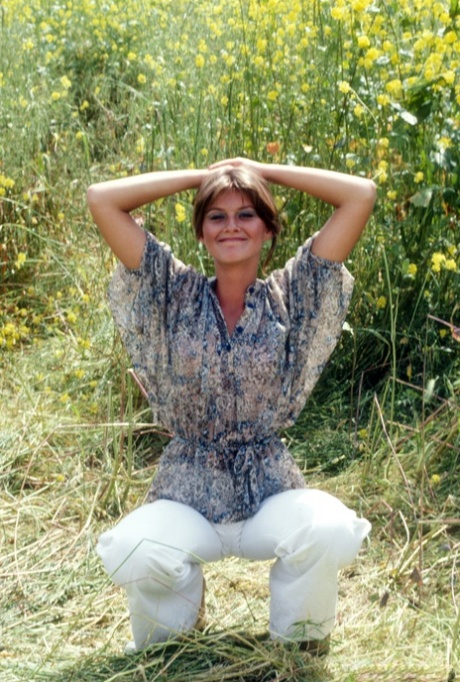Retro-modellen Malia Redford visar sina naturliga bröst i olika utomhusscener
