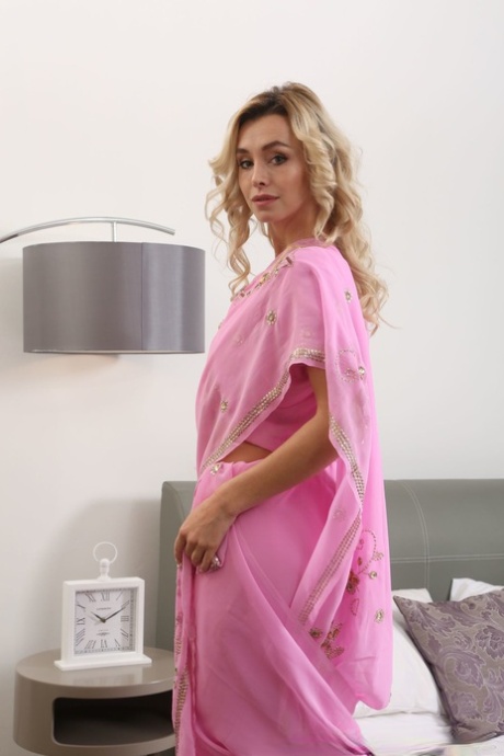 Blonde Dominika stript haar roze outfit en poseert naakt in hete kousen