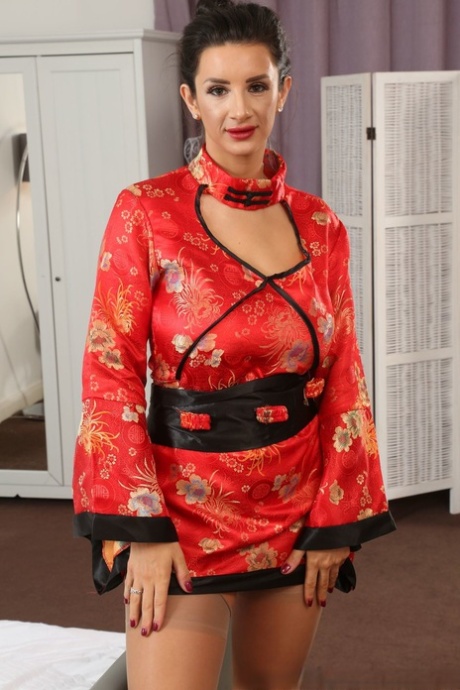 Fantastiska MILF Cara Ruby tar av sig sin geishadräkt och avslöjar enorma bröst
