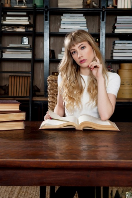 La tutrice Ivy Wolfe se déshabille et pose dans son bureau.