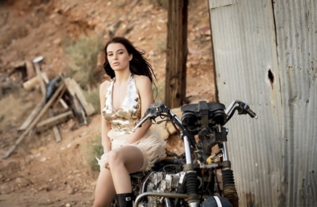 Teen biker v flitry Lana Rhoades dřepí v botě dráždit s kundička záblesk