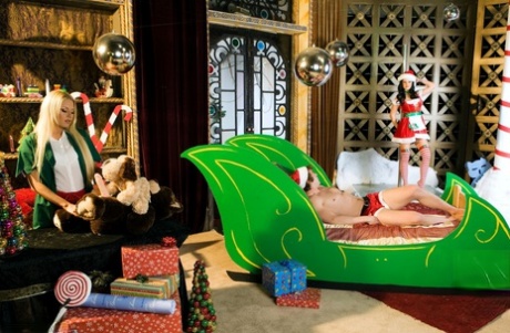 Den lækre julemandshjælper med de store bryster Marilyn Scott giver sin fyr en tur i sofaen til jul