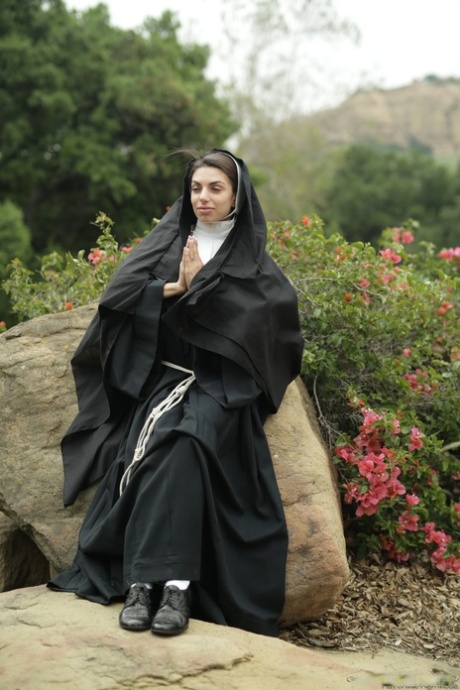 Den syndige nonne Darcie Dolce viser sine store bryster udendørs og gnider sin fisse