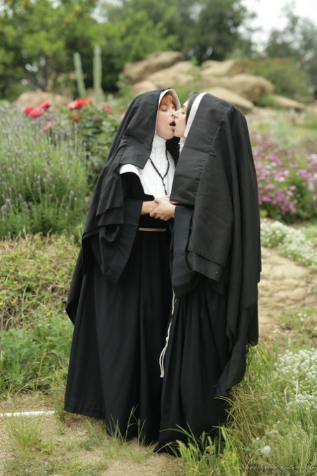Syndige nonner med saftige bryster Penny Pax & Darcie Dolce slikker hinandens kusser