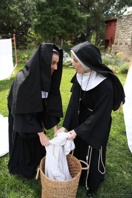 As freiras Charlotte Stokely e Lily Adams dão prazer uma à outra na relva