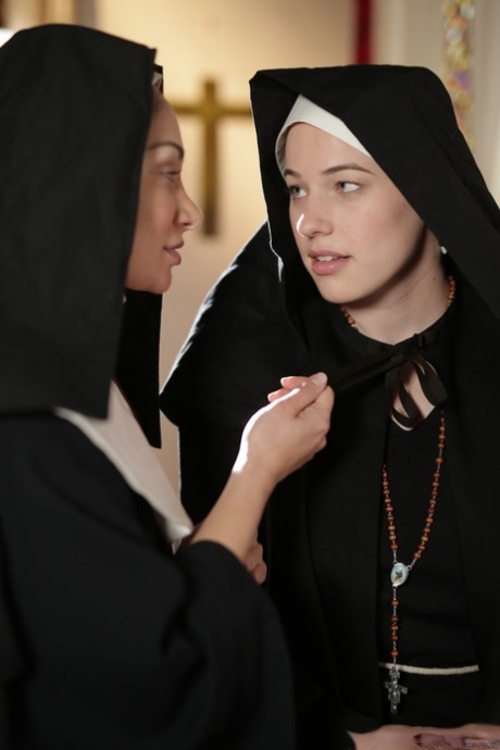 Kåta nunnor Riley Nixon och Lea Lexis tar av sig kläderna för lesbiskt sex