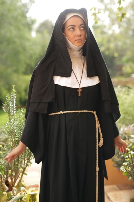Siostra Lily Adams zrzuca habit, aby pokazać idealne naturalne cycki i cipkę zakonnicy na zewnątrz