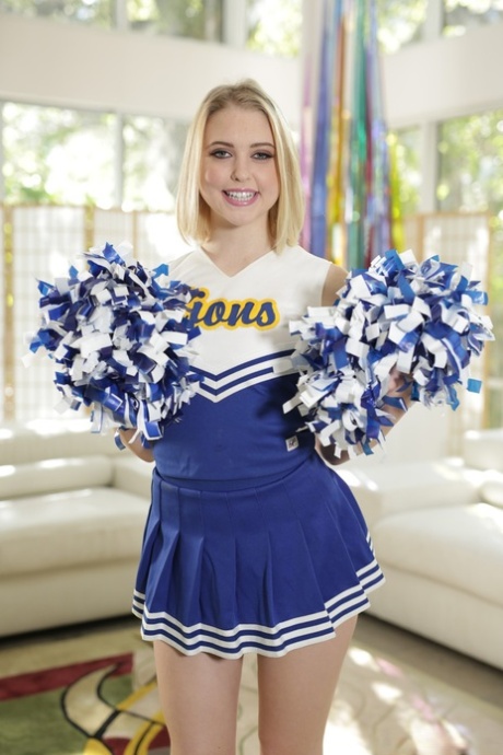 Blonde cheerleader Chloe Cherry vingert haar kleine harige kutje