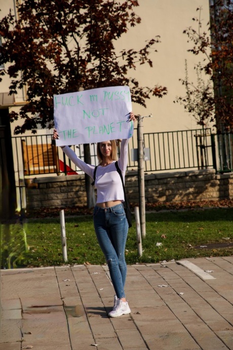 Maďarská rebelka Arietta Young se nechá sbalit a ošukat svalnatým chlapíkem