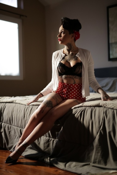 La pin-up tatouée Leigh Raven pose nue devant la caméra