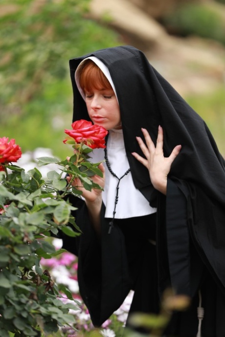 Den rødhårede nonne Penny Pax viser sine store, naturlige bryster og kusse frem