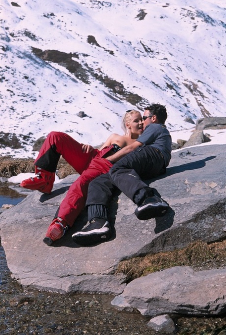 La bionda europea Kyra fa un bel pompino e si fa scopare sulla cima di una montagna