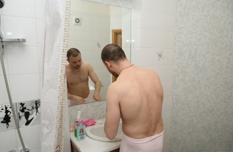 La grande adolescente Mary se fait baiser par derrière dans la salle de bain.