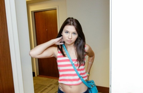 Heta tonårstjejen Ariana Grand visar oemotståndlig bubbelrumpa för POV-skoj och röv cumshot