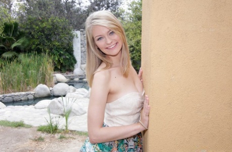 Blonde tiener Alli Rae stript buiten en showt haar natuurlijke lichaam