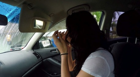 Nicki Ortega zuigt een lul en wordt geneukt in een auto tot ze een gezichtsbehandeling krijgt