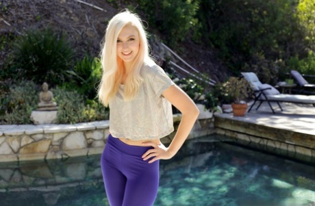 Den snygga blonda babe Alexa Grace visar upp sin fantastiska rumpa vid poolen