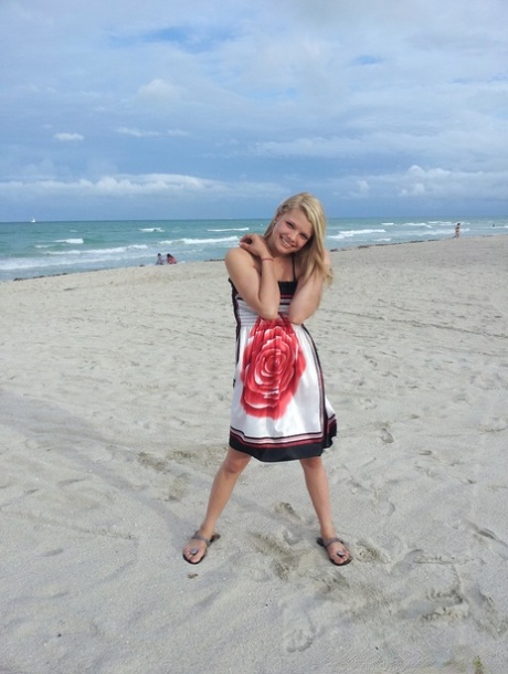 Den generte blonde model Stella viser sine amatørpatter og -fisse frem på stranden